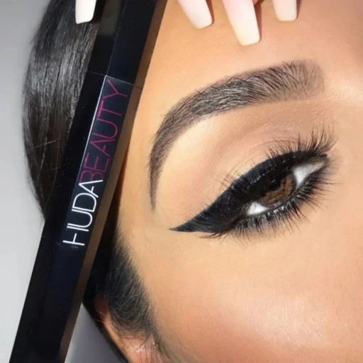 خط چشم ماژیکی هدی بیوتی( HUDA BEAUTY)